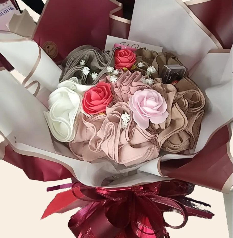 hijab tendance Tissus roulés de différentes couleurs, organisés en piles.